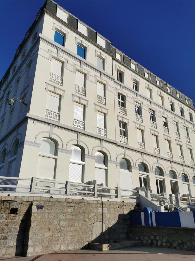 Une Pause Sur La Digue Wimereux Extérieur photo